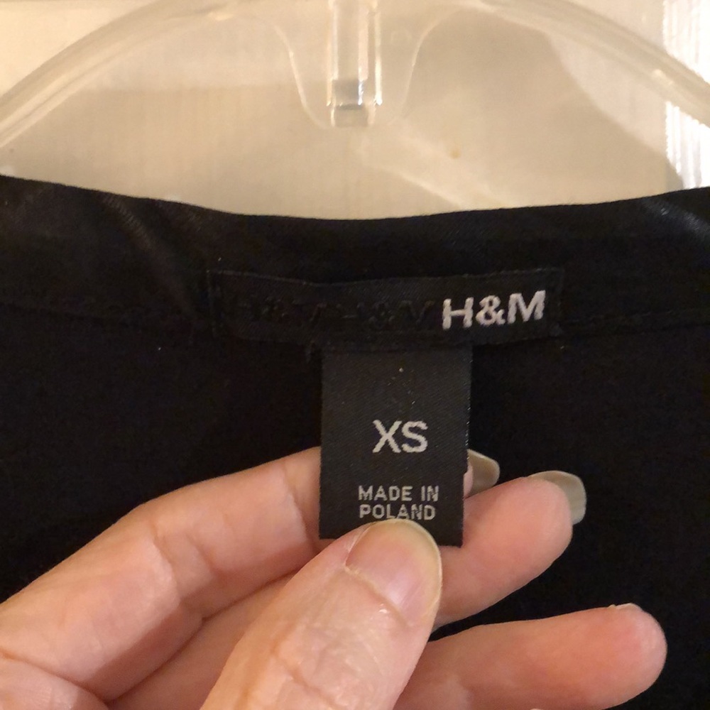 Beautiful H&M Satin Bow Top - Picture 4 of 7